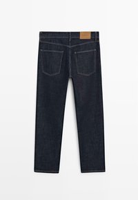 Dunkelblaue Jeans aus Denim mit geradem Bein, ausgestattet mit einem Lederetikett am Bund und zwei Gesäßtaschen.