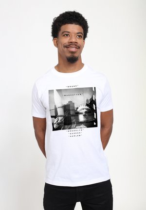 NEXT STOP THE FIVE BOROUGHS - T-shirt z nadrukiem