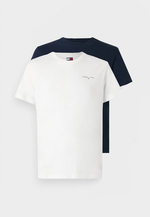 Dwie proste koszulki z krótkim rękawem, jedna biała z małym logo "Tommy Jeans" i jedna granatowa, pokazane stosowane na białym tle.