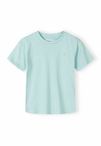 T-shirt pour tout-petit bleu clair à manches courtes avec col rond, orné d'un logo brodé subtil sur la poitrine gauche, présenté sur un fond blanc.