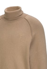 Beige Rollkragensweater aus Strickstoff, mit geripptem Kragen und Schulternaht, sowie einem gestickten Logodetail auf der Brust.