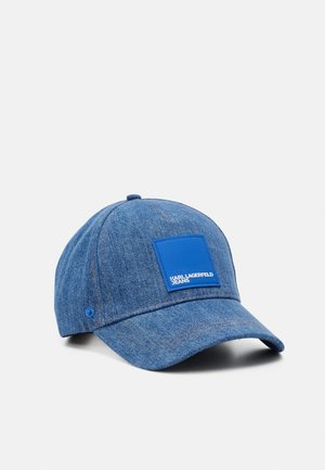Blaue Jeans-Basecap mit einem quadratischen blauen Aufnäher mit der Aufschrift "Karl Lagerfeld Jeans" vorne, vor einem schlichten hellen Hintergrund.