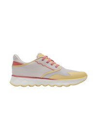 Zapatilla deportiva ligera con empeine de malla gris, acentos amarillos, cordones rosas y una suela blanca gruesa y ondulada para amortiguación.