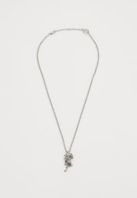 Colar com pendente de dragão prateado, apresentando uma corrente texturizada, com detalhes intrincados no design do dragão e fecho de lagosta.