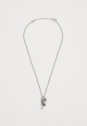 Collana con ciondolo a forma di drago d'argento, con una catena texturizzata, caratterizzata da dettagli intricati nel design del drago e una chiusura a moschettone.