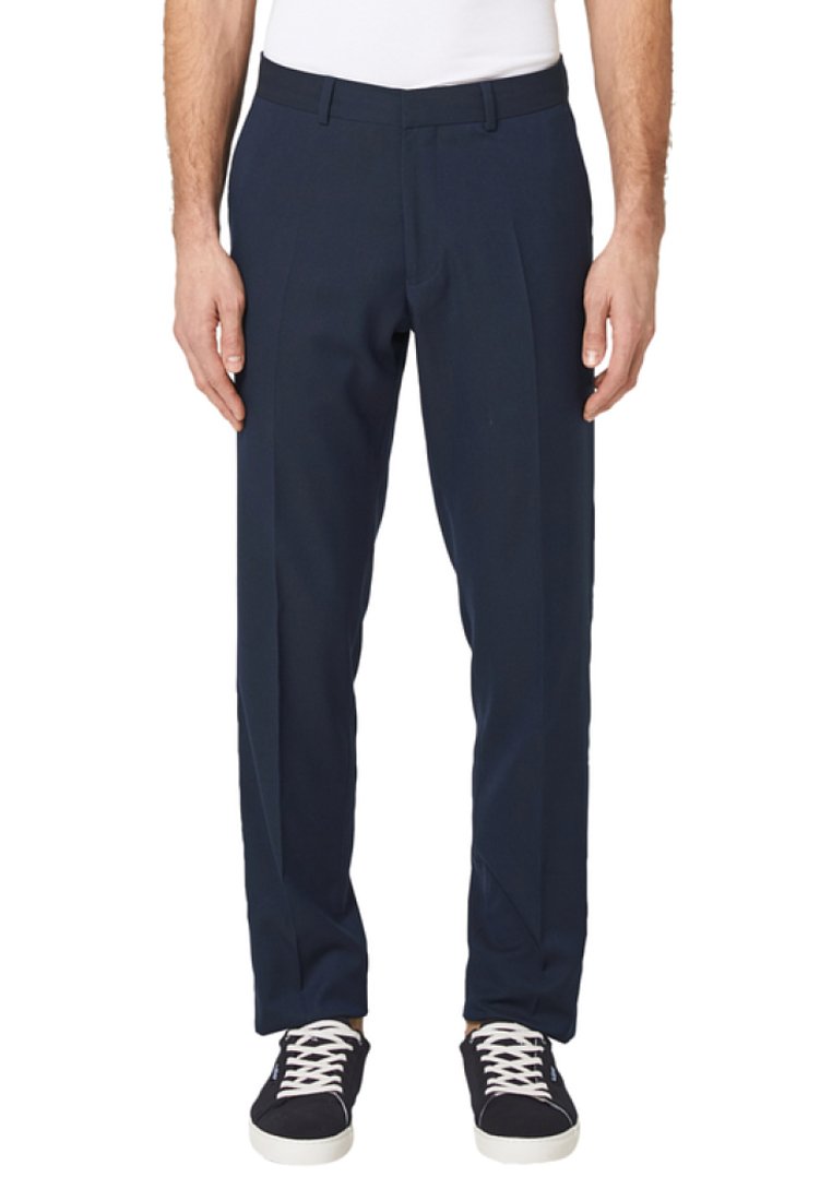 Marineblauwe broeken met een getailleerde pasvorm, met een vlakke voorkant, plooien en zijzakken. Gemaakt van een gladde stof, gecombineerd met casual sneakers.