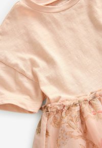 Helles pinkes Oberteil mit kurzen Ärmeln und einem gerafften Rock mit floralem Druck, aus weichem Baumwollstoff gefertigt. Verfügt über einen runden Halsausschnitt und ein lässiges Design.