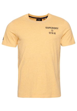 T-shirt jaune manches courtes col rond avec texte noir "Superdry" et caractères japonais sur la poitrine gauche.