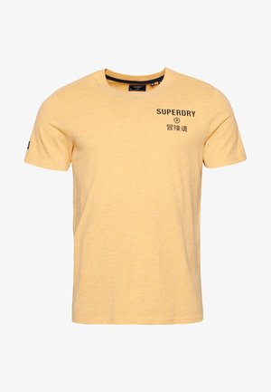 Gelbes T-Shirt mit kurzen Ärmeln und Rundhalsausschnitt mit schwarzem "Superdry" Text und japanischen Zeichen auf der linken Brust.
