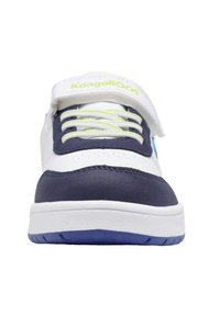 Weiße und marineblaue Sneakers mit einem Klettverschluss. Sie verfügen über strukturiertes Leder, weiße Schnürsenkel und neongrüne Markenkennzeichnung. Enthält eine flexible Gummisohle.