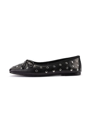 Zapato de ballet plano negro con tachuelas plateadas y un pequeño lazo en la parte delantera, mostrado de lado sobre fondo blanco.