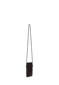 Vävd mörkbrun läder crossbody-väska i rektangulär form, med lång justerbar rem och texturerad yta.