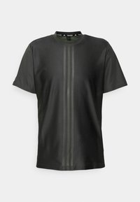 Camiseta de entrenamiento en negro con una textura suave. Presenta tres franjas verticales en verde oscuro y detalles de malla en los lados.