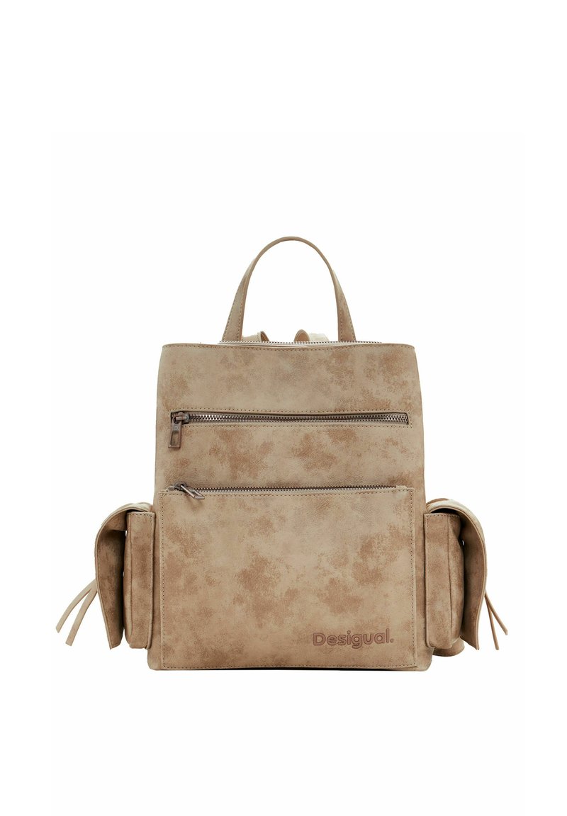 Sac à dos en simili cuir beige au design minimaliste, avec deux poches avant zippées, des poches latérales et une poignée en haut. Texture douce et motif subtil.