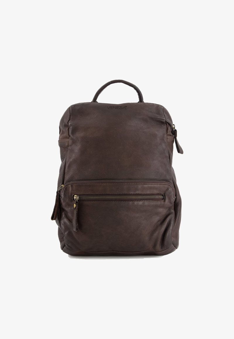 Sac à dos en cuir marron avec une texture lisse, une poignée supérieure, une poche zippée à l'avant et une fermeture zippée sur le côté. Marque discrète en haut.