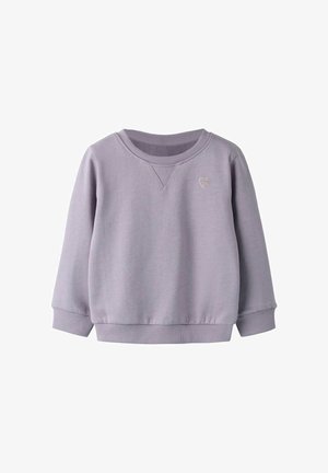 Sweatshirt lilas en tissu doux, avec un col rond et des poignets côtelés. Un petit logo en forme de cœur est brodé sur la poitrine.