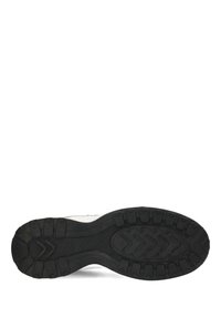 Černá gumová podrážka s dezénem, navržená pro trakci. Bílý svršek s minimálními detaily a elegantním profilem.