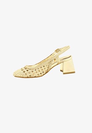 Zapato slingback dorado tejido con punta afilada y tacón metálico bloque. Presenta un intrincado trenzado en la parte superior y una correa segura.