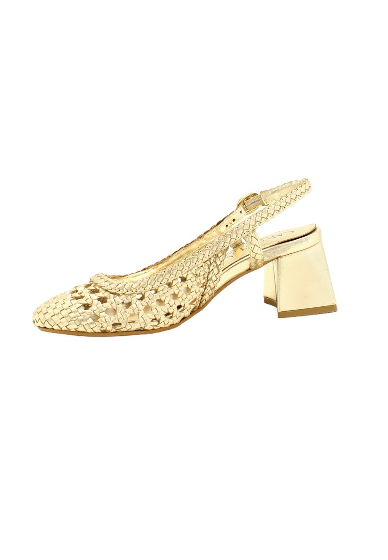 Zapato slingback dorado tejido con punta afilada y tacón metálico bloque. Presenta un intrincado trenzado en la parte superior y una correa segura.