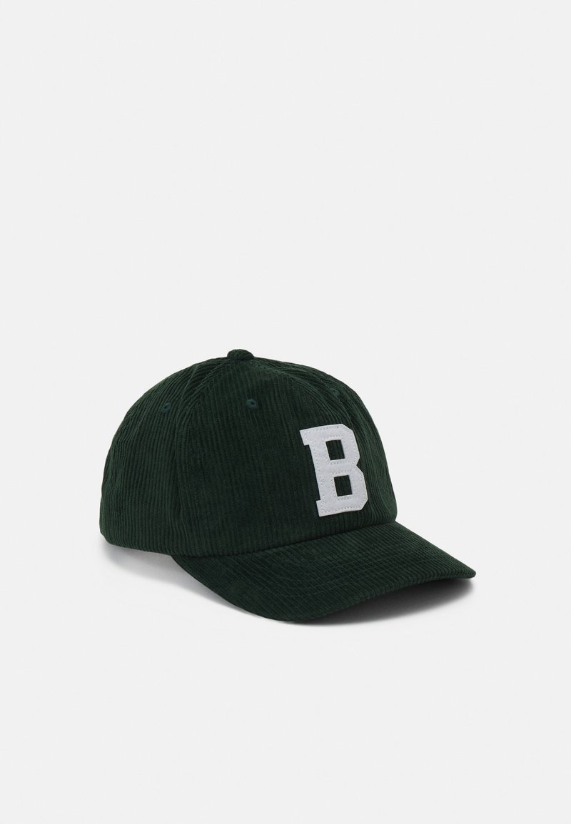 Mørkegrønn kordfløyels baseball caps med en hvit "B" brodert foran, med buet skjerm og seks ventilasjonsluftehull.