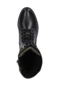 Stivale alla caviglia in pelle nera con collo in suede verde, chiusura con lacci, accessori in argento e punta rotonda. L'interno è liscio e presenta un rivestimento morbido.