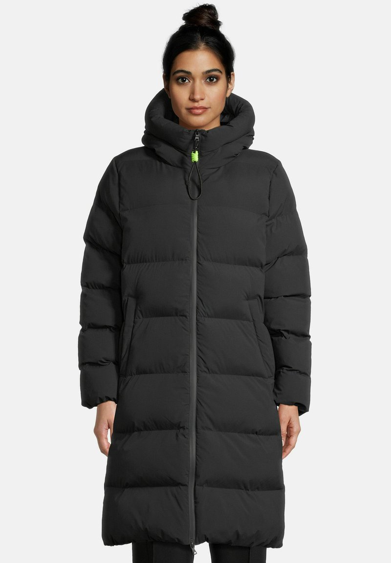 Schwarze Steppjacke mit hohem Kragen, Frontreißverschluss und seitlichen Taschen. Verfügt über horizontale Steppnähte und eine verstellbare Kapuze.