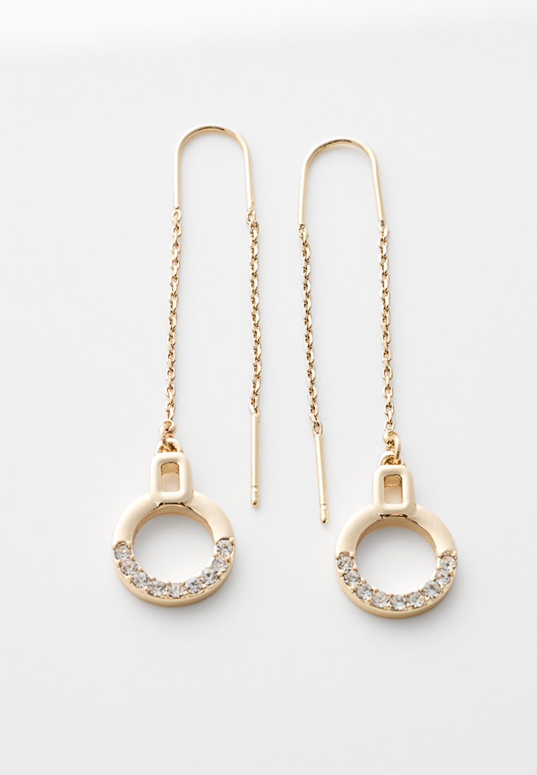 Boucles d'oreilles en chaîne en or avec des pendentifs circulaires, chacun orné d'une rangée de petits cristaux transparents.