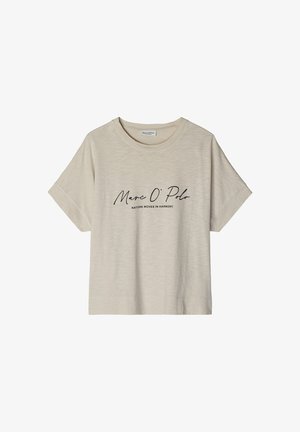 Beżowy T-shirt z krótkim rękawem z napisem "Marc O' Polo" i nadrukiem "NATURE MOVES IN HARMONY." na przodzie.