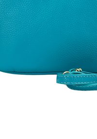 Turquoise leren schoudertas met een gestructureerd oppervlak. Voorzien van een slanke band met gouden hardware-accenten en stikdetails.