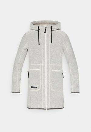 Γκρι μακρύ μπουφάν με κουκούλα, κατασκευασμένο από υφή υφάσματος. Διαθέτει λευκά ράμματα, φερμουάρ μπροστά και πλαϊνές τσέπες με φερμουάρ. Μαύρες λεπτομέρειες.