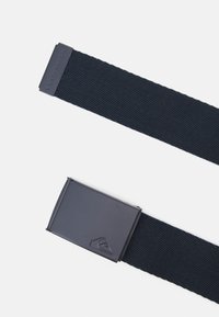 Ceinture en tissu tissé bleu marine avec une boucle en métal élégante arborant un logo. La ceinture est texturée, durable et conçue pour un usage décontracté.