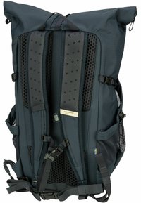 Sac à dos en toile bleu foncé à rabat, avec des bretelles rembourrées en maille, des boucles réglables et des poches latérales en maille pour un espace de rangement supplémentaire.