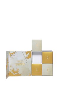 Scatola regalo per gioielli con un design floreale in oro e bianco. Contiene quattro scomparti numerati. All'interno è esposto un collier d'argento.