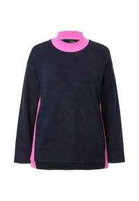 Pull bleu marine avec un col côtelé rose vif et des accents sur les côtés, présentant une coupe décontractée et un tissu tricoté texturé.