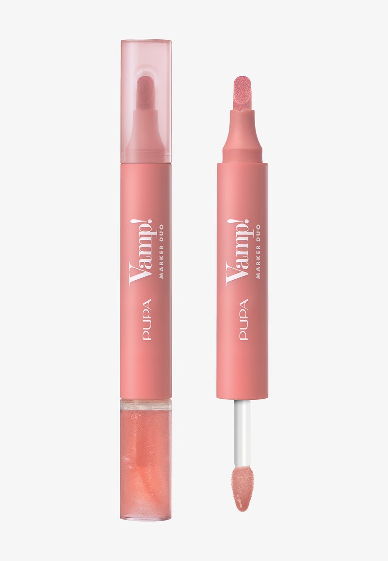 Pupa Vamp! Marker Duo presenta un envase rosa con una base transparente, una punta aplicadora de esponja y una fórmula brillante de color rosa claro en un tubo.