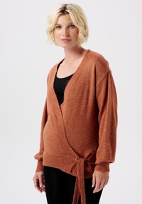 Rostfarbener Wickelcardigan mit tiefem V-Ausschnitt, langen Ärmeln, gerippten Bündchen und einer taillierten Bindung, aus einem weichen, texturierten Stoff.