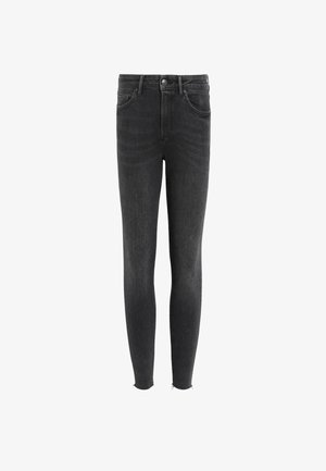 Slim-fit zwarte denim jeans met een hoge taille, voorzien van een vijf-pocket ontwerp en een rafelige zoom. De stof heeft een lichte textuur.