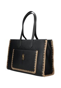 Sac en cuir noir avec un bord en couture couleur caramel, poche avant, logo doré et deux poignées sur les épaules, contre un fond blanc.