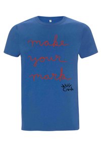 Modrá bavlněná tričko s červeným kurzivním textem "make your mark" na přední straně, s černým logem "Cruella" v pravém dolním rohu.