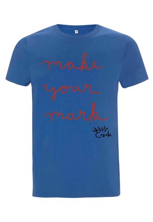 Blauwe katoenen t-shirt met rode cursieve tekst "make your mark" op de voorkant, met een zwart "Cruella" logo rechtsonder.