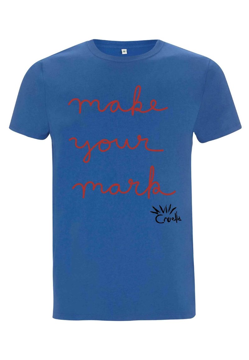 Modrá bavlněná tričko s červeným kurzivním textem "make your mark" na přední straně, s černým logem "Cruella" v pravém dolním rohu.
