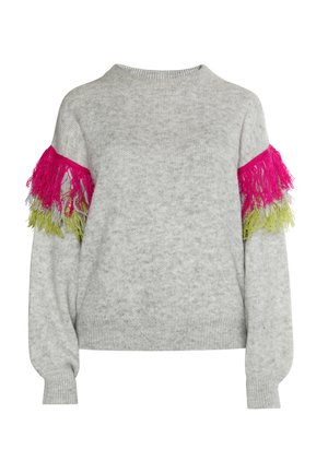 Siv sweater z okroglo ovratnikom, ki ima živahne roza in zelene fringe dodatke na rokavih. Mehka tekstura in sproščen kroj, rebrasti manšeti.