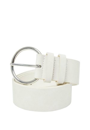 Ceinture en cuir synthétique blanc avec une boucle ronde en métal argenté. Dispose d'une texture douce, de deux passants de ceinture et d'une sangle lisse et large.