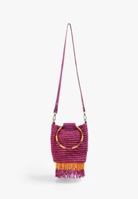Borsa intrecciata in un vivace colore rosa e arancione con dettagli a frange, manico circolare e tracolla regolabile. Presenta una linguetta di accento viola.