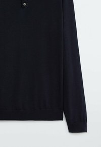 Pull-over à manches longues bleu marine avec col, fermeture à deux boutons, poignets côtelés et tissu doux et texturé.