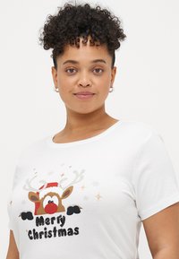 Tricou alb cu mânecă scurtă, având un grafic cu un ren cu nas roșu, pălărie de Moș Crăciun și textul "Crăciun Fericit" în litere negre strălucitoare.
