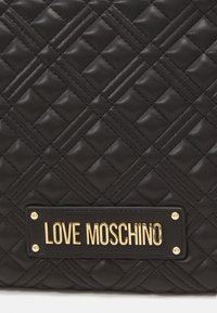 Love Moschino QUILTED BAG - Bolso de mano - nero