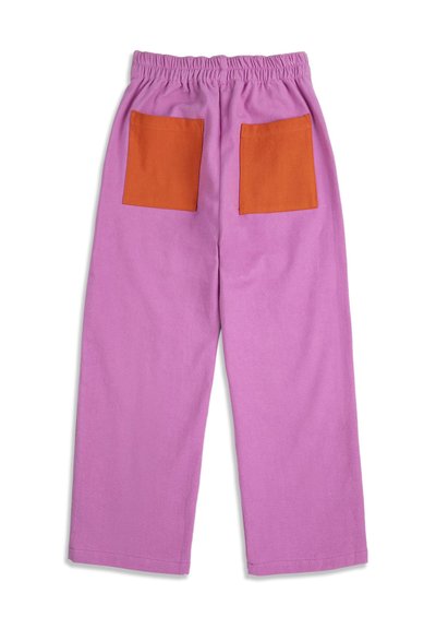Pantalon violet avec une taille élastique et deux poches arrière carrées de couleur orange vif, présenté sur un fond blanc.