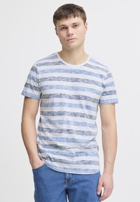 Stripet crew neck t-shirt i hvid med blå vandrette linjer, lavet af blødt stof. Har korte ærmer og en afslappet pasform.