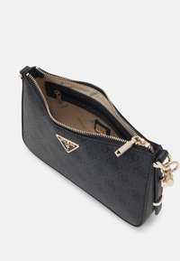 Czarna, teksturowana torebka syntetyczna ze złotymi elementami, zamknięciem na zamek błyskawiczny oraz wewnętrzną komorą wyściełaną podszewką z logo.